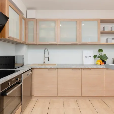 Beautiful & Spacious By Renters Apartman